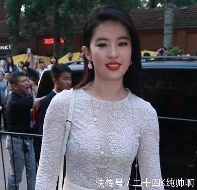 刘亦菲真敢穿! 蕾丝上衣太紧都要撑破了, 网友 做她保镖好幸福!