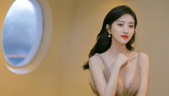 「 看起来」波浪卷瞬间美成女王，景甜早该这么穿！一袭香槟色薄纱裙婀娜多姿
