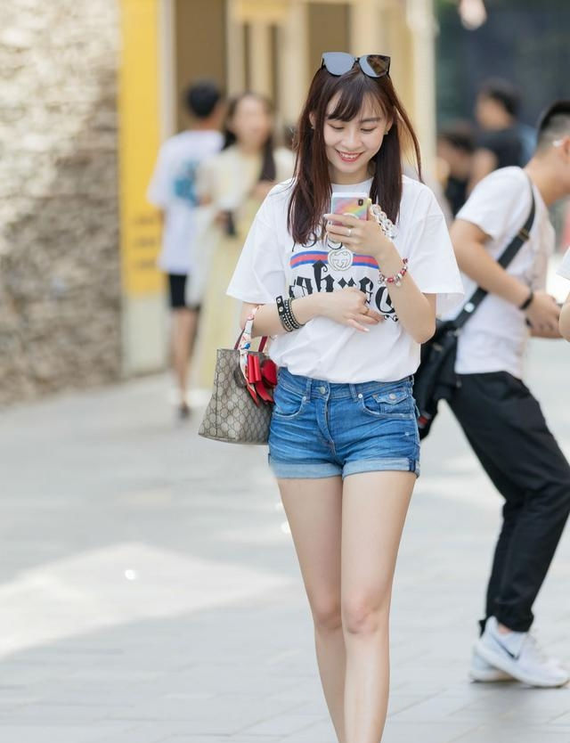  气质：气质的街拍:温婉可人的美女,修长的身材引人心动!