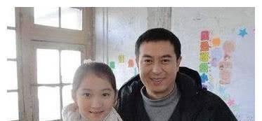 『国民』张嘉译一手捧红自己女儿,关晓彤地位不保,国民闺女终于换人了
