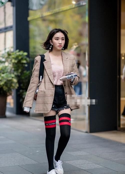  『美女』美女粉色针织衫配上牛仔短裙，十分婉约动人