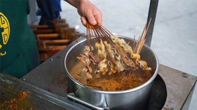 串串■低调的串串?开在露天坝子里的特色美食!探寻成都街头的美味!