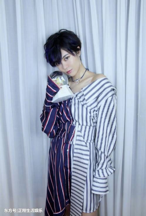 郁可唯真胆大!竟把牛仔裤“反穿”来走机场,网友:这叫时尚!