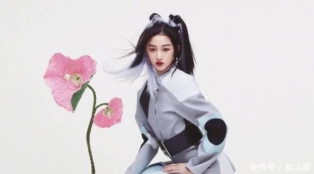 写真■关晓彤变身“破次元侠女”拍写真,纤细长腿吸睛十足