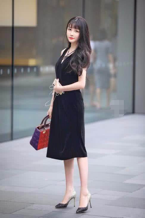 小姐姐黑色连体裙凸显魔鬼身材，窈窕修长的流水线身姿了解一下