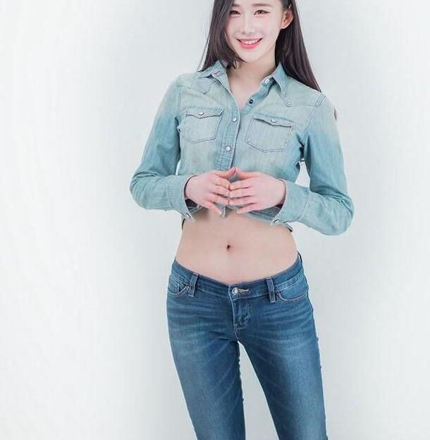 清纯靓丽的紧身裤小姐姐身材高挑有致，秀出曲线，瞬间成为女神！