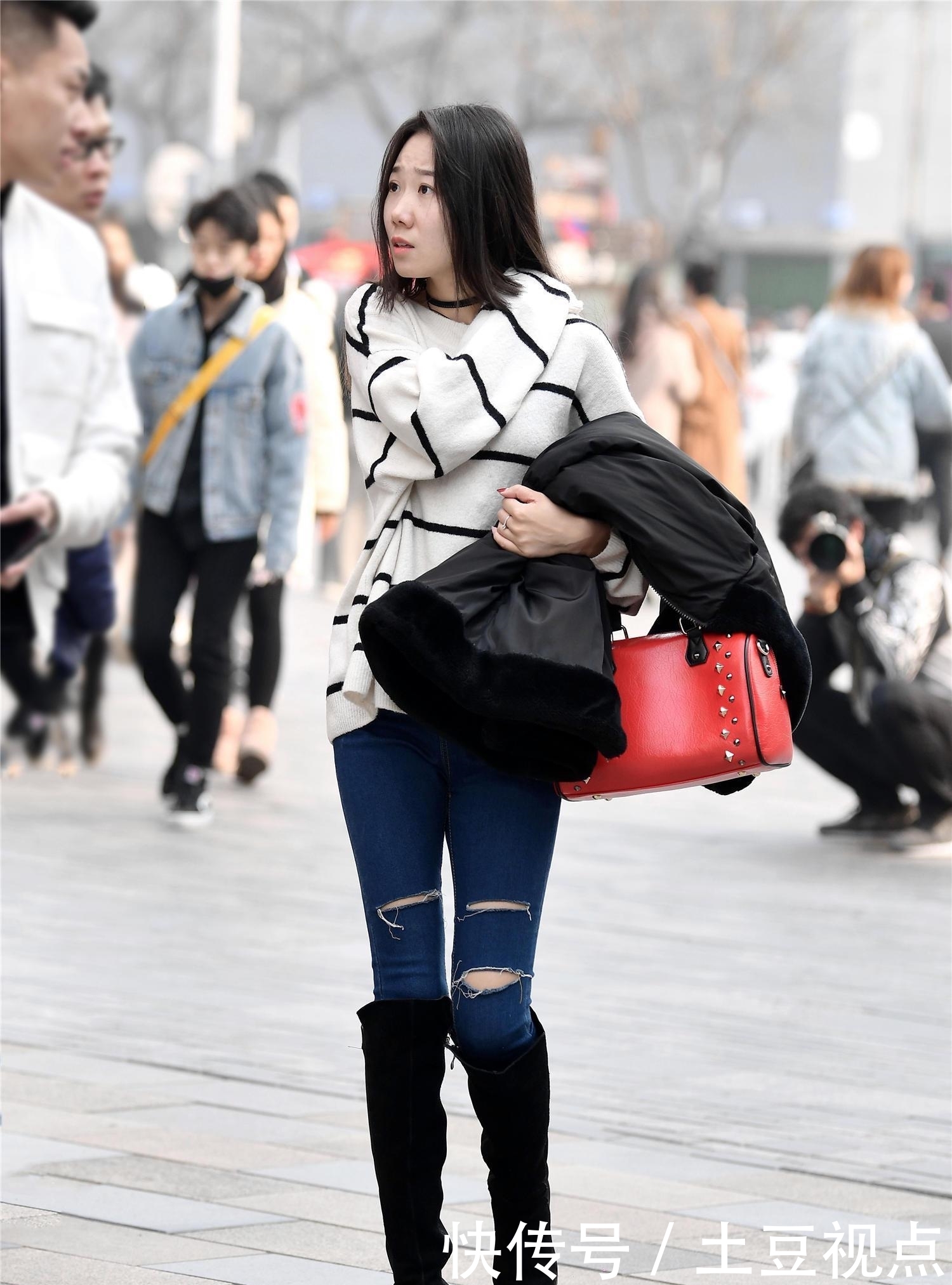 【姑娘】街拍:穿着紧身牛仔裤的姑娘,都是对自己身材非常自信,搭配出气质美