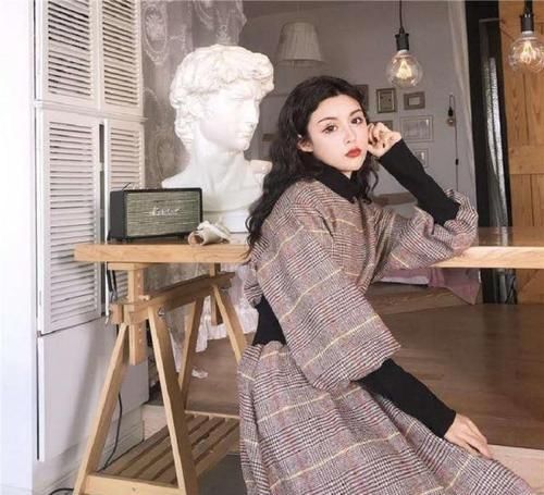  #小姐姐#优雅中带着自信，小姐姐大长腿迷倒众人，连衣裙穿出不一样的魅力