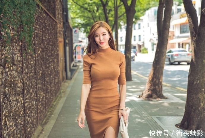街拍：一件棕色的开叉裙，小姐姐穿出来有都市贵妇味儿!