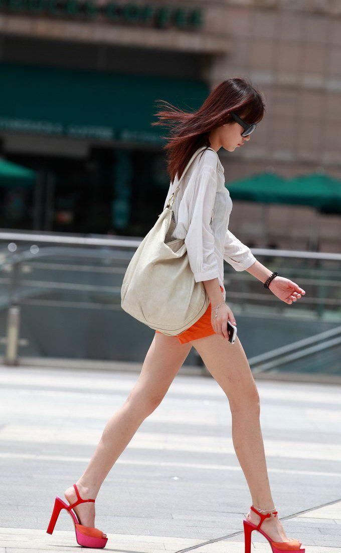 街拍:橙色短裤细长美腿妹子，黄金比例的身材