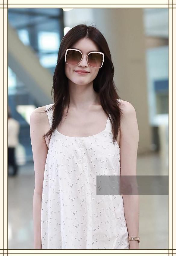 100斤何穗穿吊带裙竟输90斤杨颖？网友：终于知道超模和嫩模差距