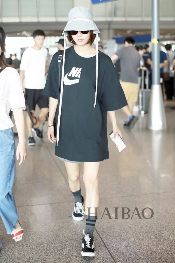 秘籍| 明星都在炫腹秀美腿，但怎么露才更高级?【海报街拍】