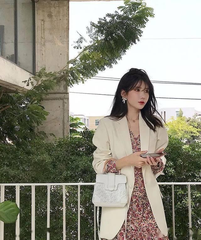  皮衣■碎花连衣裙这样搭，直接显瘦两公斤！