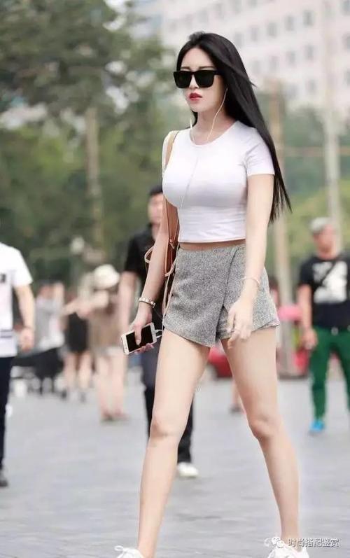 「 感觉」给人不一样的感觉!,私藏美女-身材傲人性感成熟少妇这不规则半身裙裤