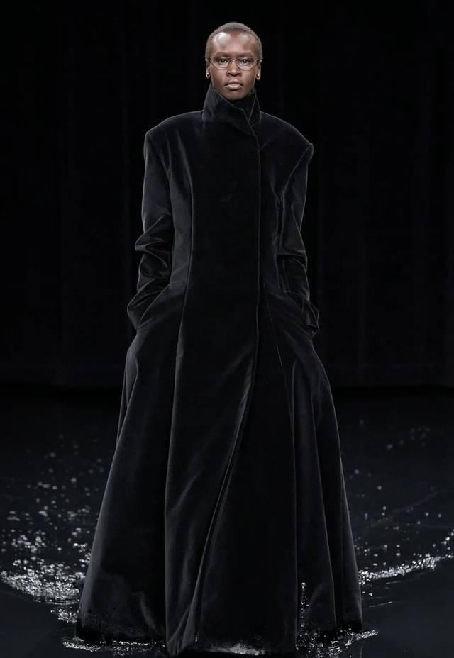  「水上」“黑色”包裹的灵魂?：巴黎世家Balenciaga的水上发布会