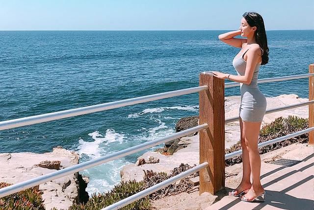 和灰色吊带裙来个海边桥上的偶遇，瞬间就移不开眼