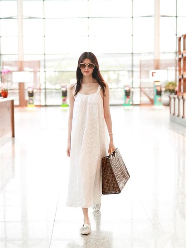 何穗不愧是仙姑，穿吊带裙现身机场好惊艳，真正的白到发光！