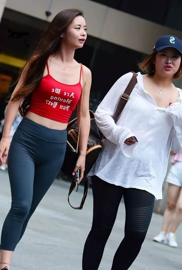 你们要的超低吊带抹胸装，紧绷的身材遭闺蜜羡慕，竟也开始了大胆