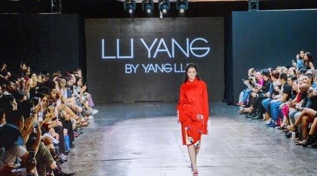 拳王邹市明娇妻冉莹颖时装周压轴走秀，T台上自信霸气堪比超模!