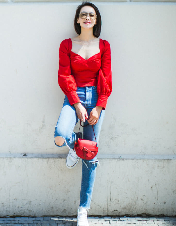 宋茜黑衣亮相，蚂蚁腰叫人惊呆了，体重应该不超85斤吧！