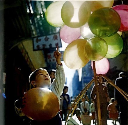 他是东方街头摄影大师，记录了50年前的香港街头