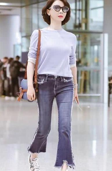 41岁陈数亮相机场，穿粉色上衣显老气，但一双腿却不输年轻女星