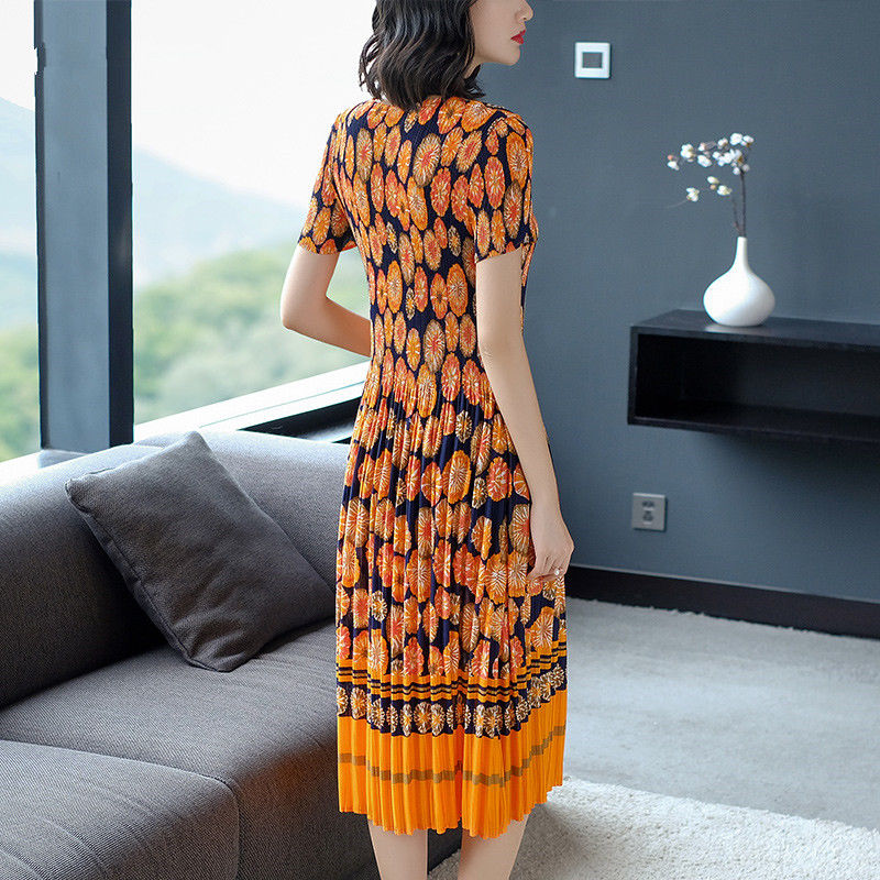 女人胆子越来越大了，短裙不穿安全裤，一点都不怕走光!确实太美