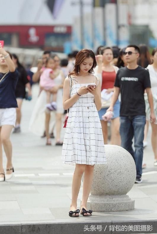 街拍路人，小姐姐白色T恤搭配紫色瑜伽裤，具有一股青春的活力