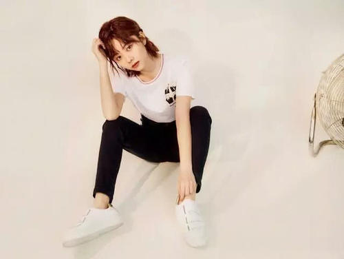 谭松韵薄纱裙现身,看似简单,后背大有玄机!