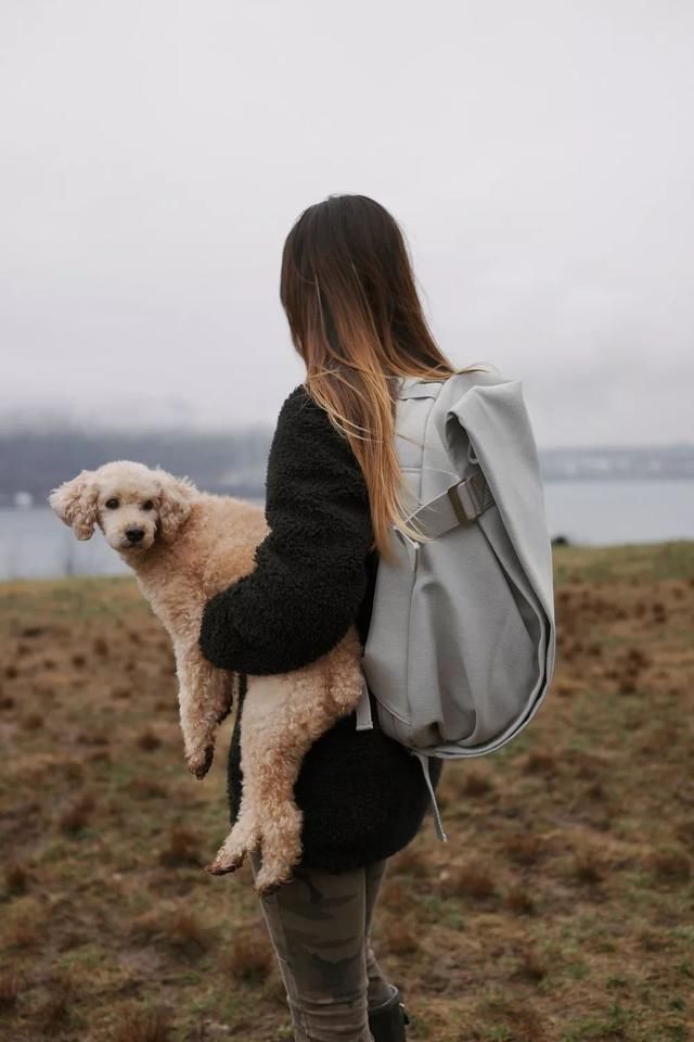 女生别只顾打扮自己!快扔掉男友的小学生书包