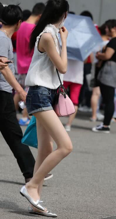 素颜小姐姐穿超短裤秀出白皙修长美腿,是“腿精”吗