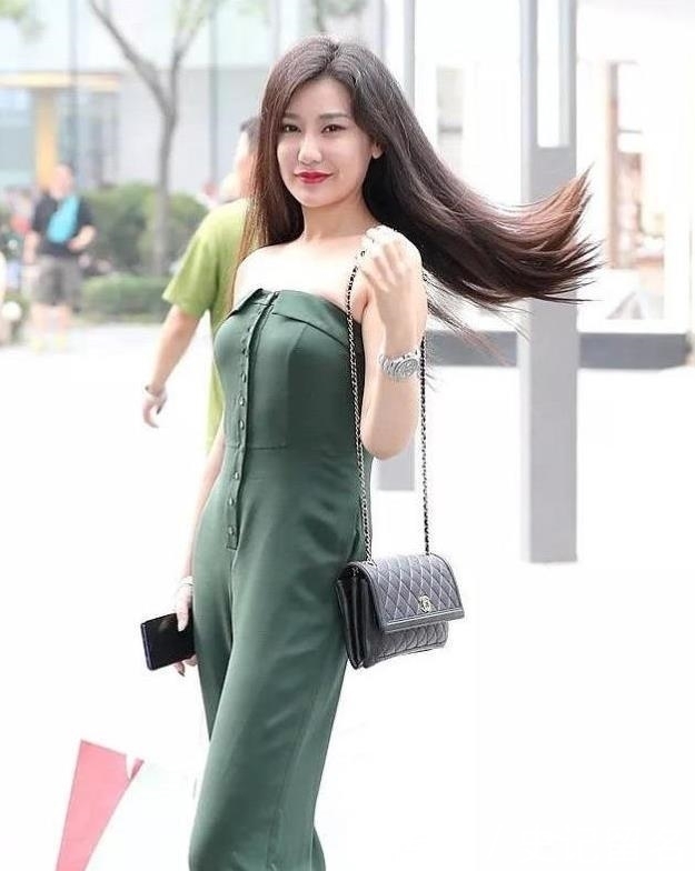  【美女】街拍：白皙性感的美女，露肩装+开叉长裤，韵味十足，很撩人！