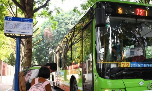 印度“牛粪”公交车，一毛钱一次！印度：领先中国20年