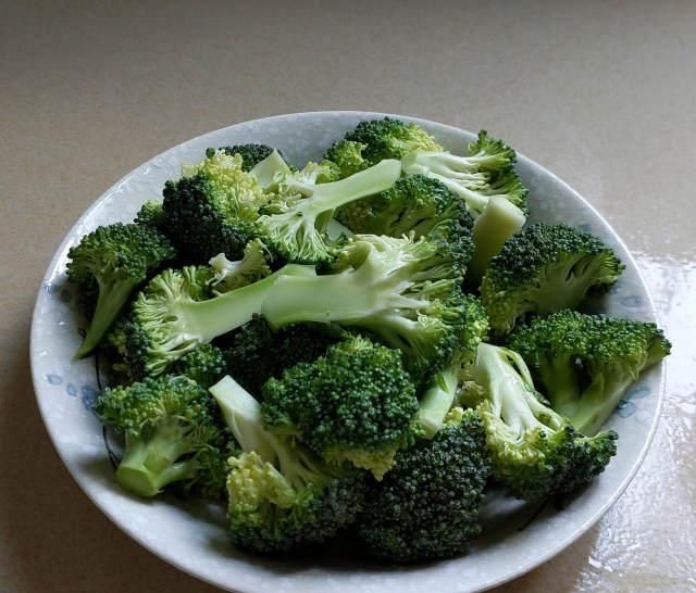  鲜菇：蚝油鲜菇西兰花，简单又好吃，清脆可口，一出锅抢着吃