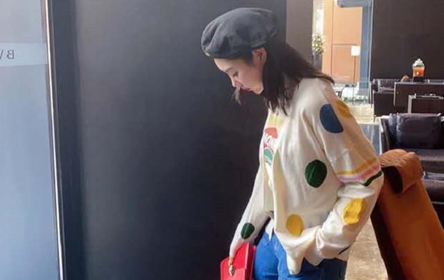  【芭比】想穿的出彩和Lisa学习下吧,彩色开衫配白T,不愧是人间芭比