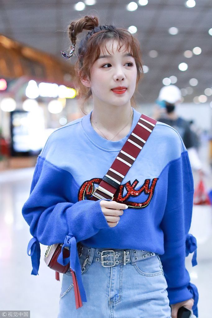 火箭少女101成员徐梦洁独自现身机场 扎上翘马尾甜蜜露笑活泼可爱