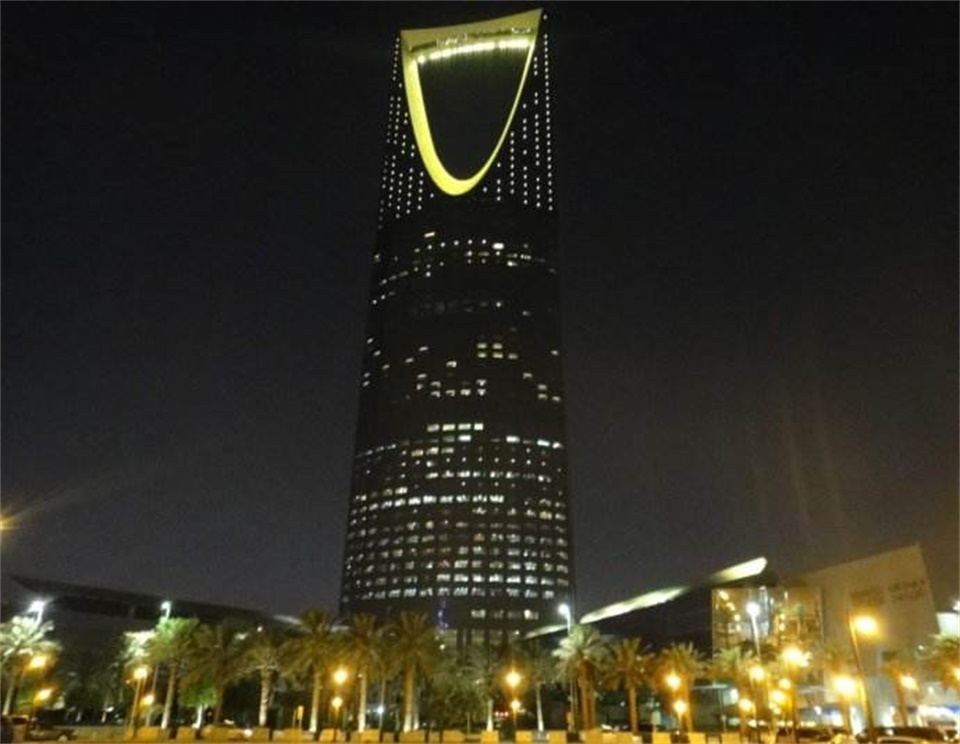 世界石油产量第一大国：因嫌弃邻国，准备花巨资把邻国挖成岛国