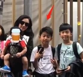张柏芝:张柏芝大方与二儿子同学合影接地气,三儿子同框出镜很惊喜