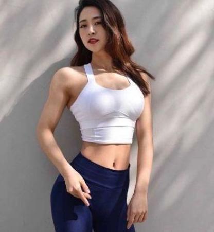 紧身打底裤：凹凸丰满的美女，轻松秀出S形曲线，很招人喜爱！