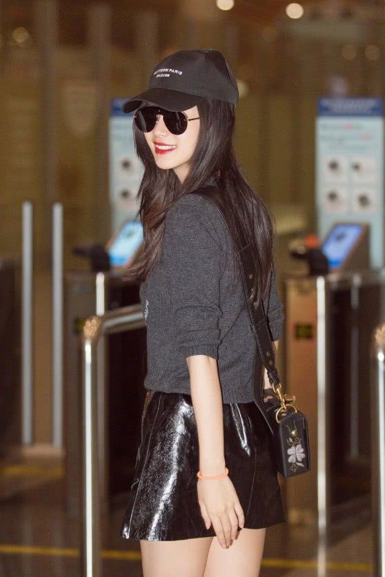 杨颖这操作真是服了，身穿黑色针织衫搭配黑色皮裙，时髦极了!