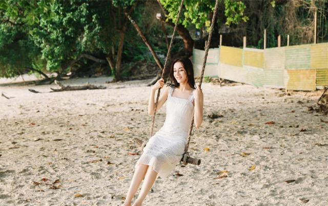 迪丽热巴新照，白色吊带裙似仙女，仙气十足，身材更是完美