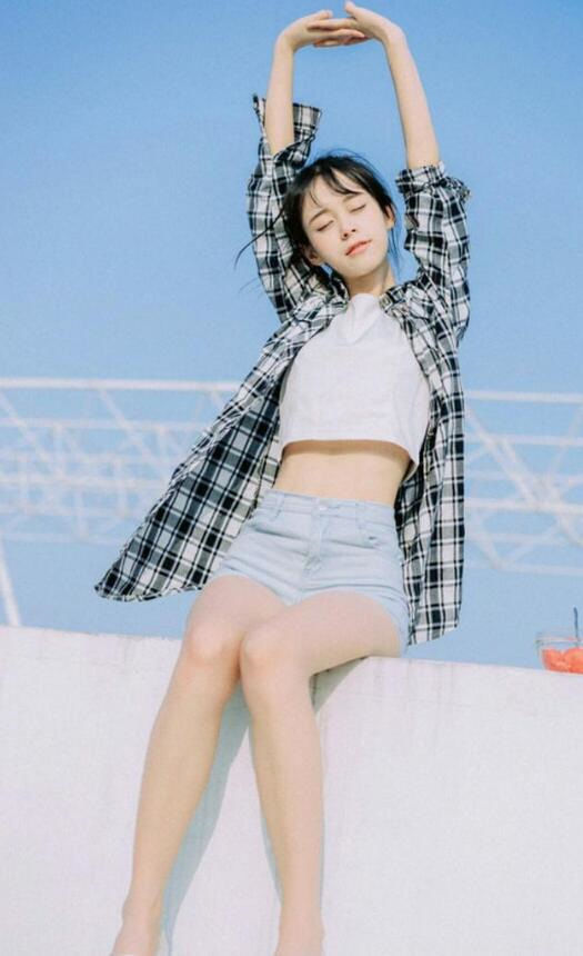 紧身牛仔裤小姐姐青春靓丽，散发女神气场