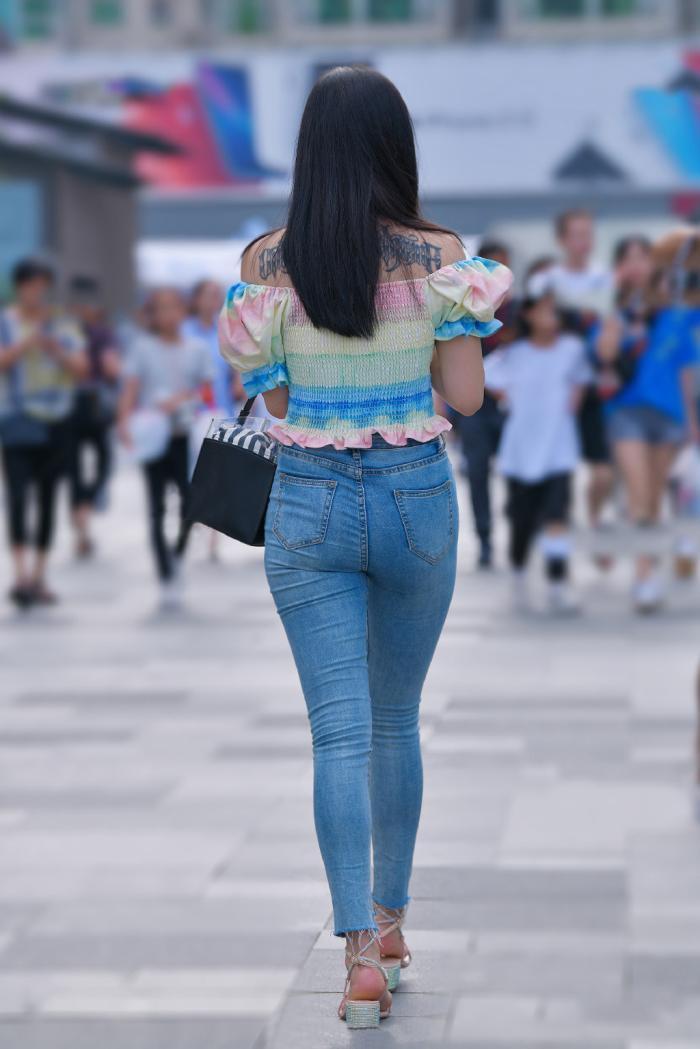  气质|街拍：休闲个性的牛仔裤穿搭，气质女生才能驾驭，靓丽又时尚