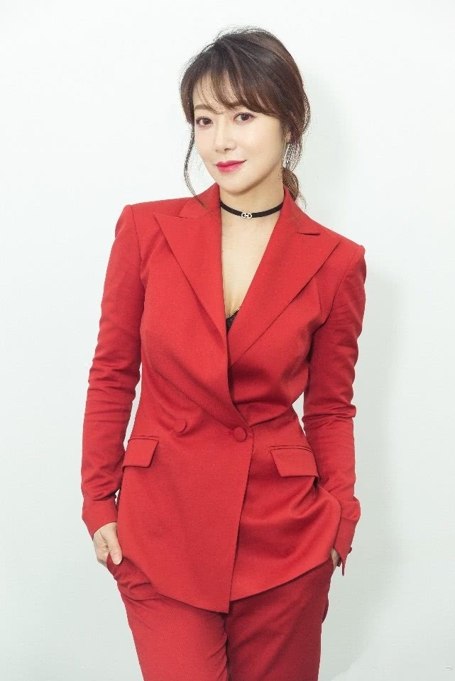 40岁的陈紫函穿红西装，大秀女人魅力，这身材不输25岁姑娘！