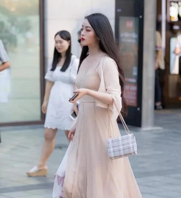 美女|街拍:皎若秋月的美女,身穿黑色上衣配牛仔长裤,时尚大气