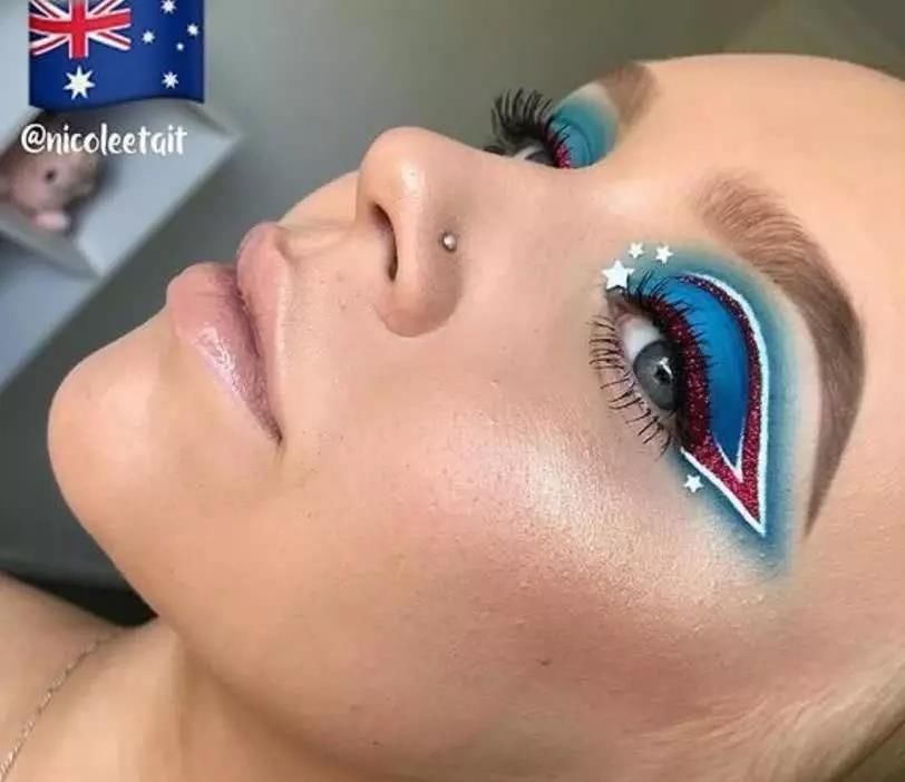 外国女孩以国旗为灵感画眼妆，被中国国旗那张惊艳到!