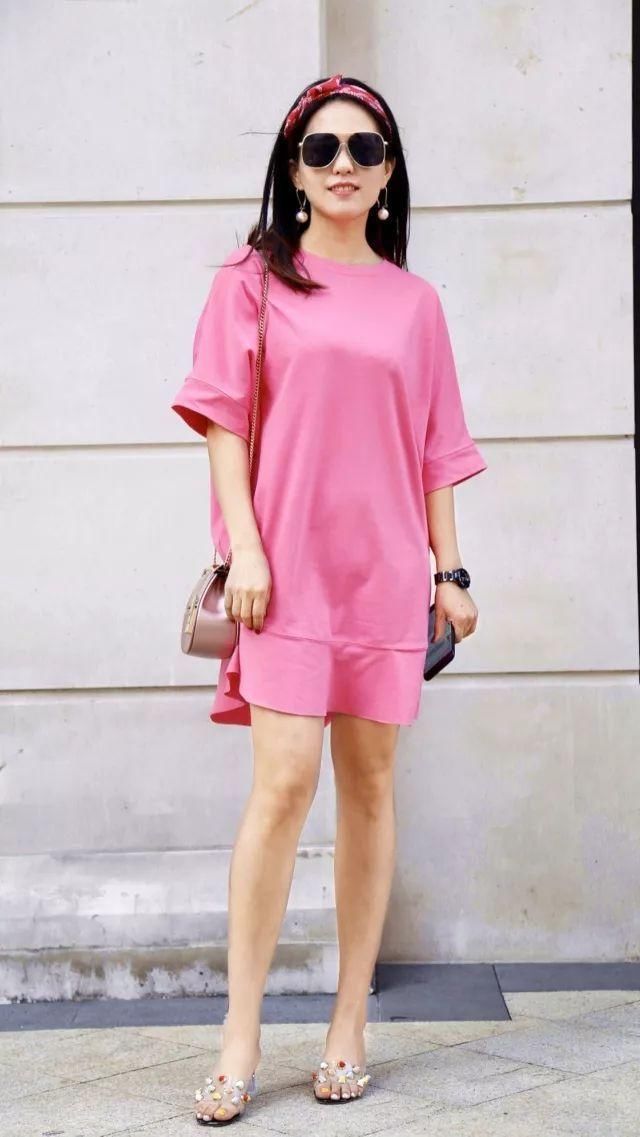 美女小姐姐高雅俏丽花枝招展，美腿很是迷人!