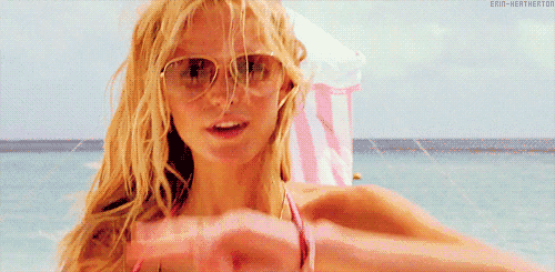 继睡衣外穿、内衣外穿后,泳衣外穿也不是那么难以接受了……