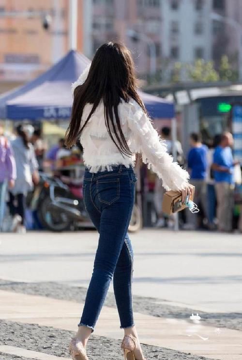  #美女#帅气百搭牛仔裤，美观又简练大气，秀出小姐姐青春风采！