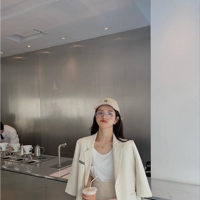  『气质』路人街拍,小姐姐穿着绿色的连衣裙,塑造出完美形象